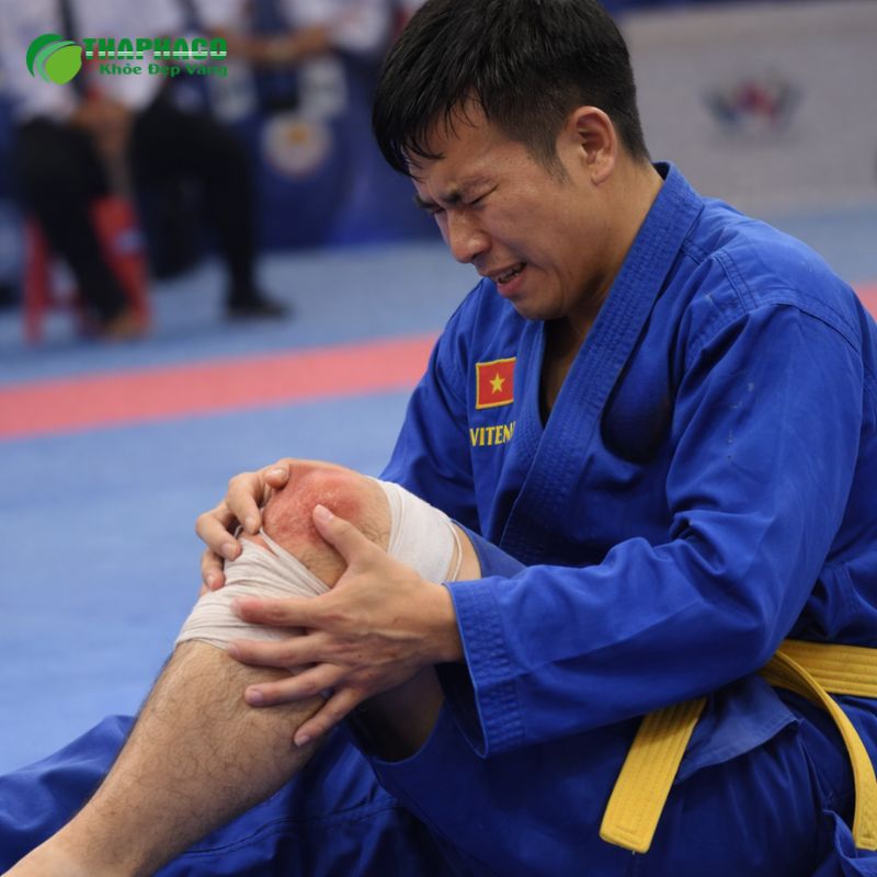 Các triệu chứng điển hình bao gồm đau, sưng, bầm tím, hạn chế vận động