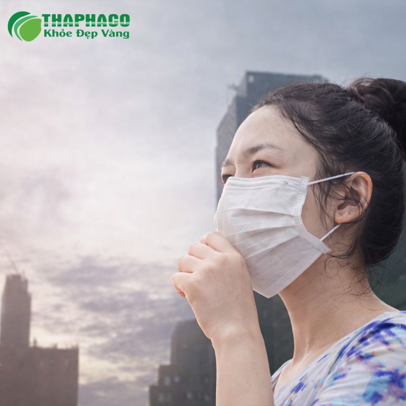 Đeo khẩu trang y tế để bảo vệ đường hô hấp khỏi khói bụi, ô nhiễm 