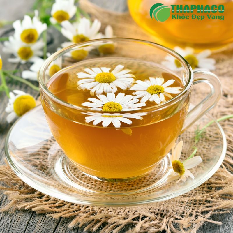 Nước sắc hoa cúc ấm (đã lọc kỹ) có thể dùng để đắp mắt hoặc rửa mắt