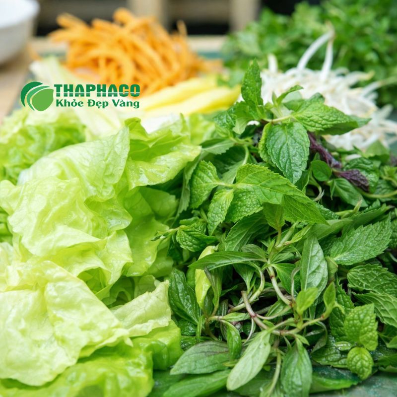 Rửa kỹ rau sống dưới vòi nước chảy hoặc ngâm nước muối loãng trước khi ăn.