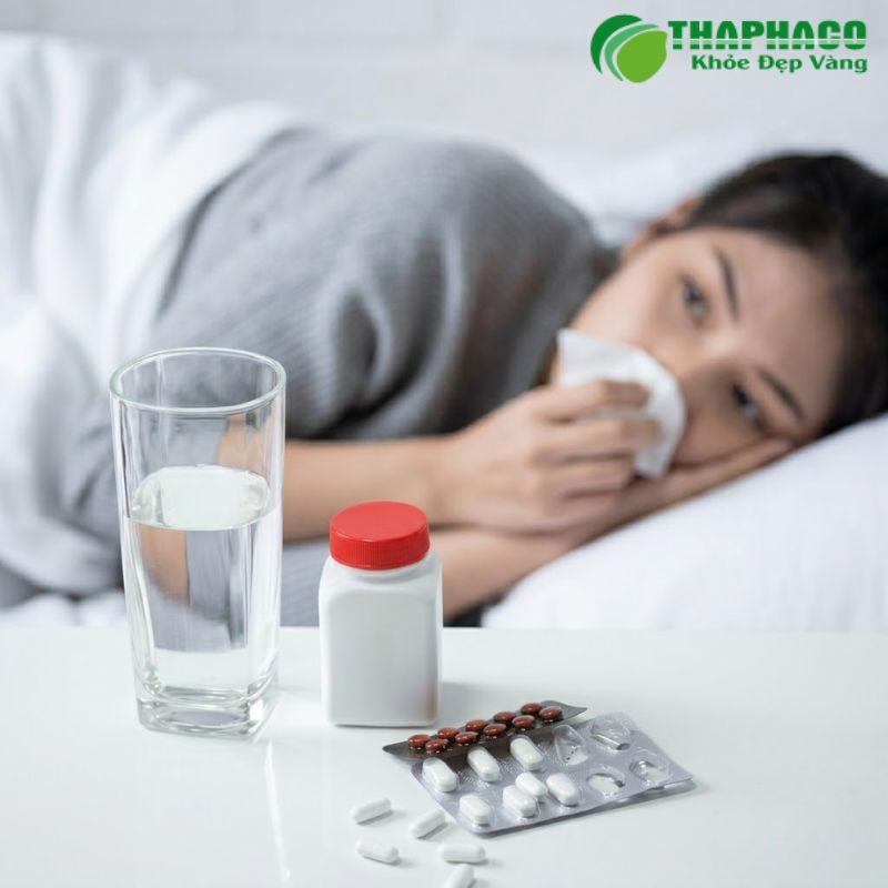 Cảm lạnh là bệnh nhiễm trùng đường hô hấp trên do virus, gây ra các triệu chứng như hắt hơi, sổ mũi