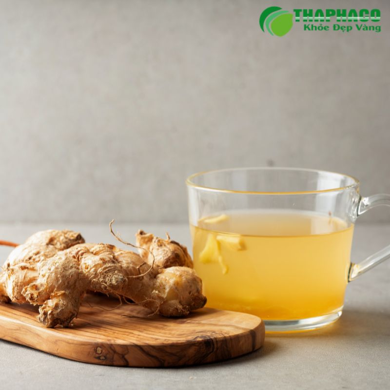 Gừng là dược liệu quý với tính ấm, giúp làm dịu cổ họng, giảm ho, long đờm hiệu quả