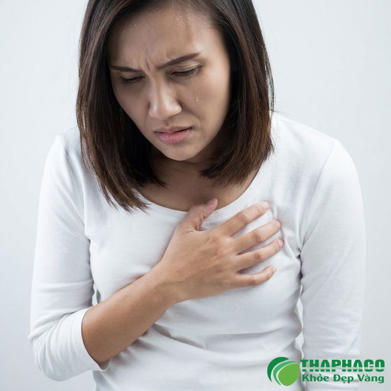 Đau tức ngực có thể do nhiều nguyên nhân, từ tim mạch, phổi, tiêu hóa đến cơ xương khớp và tâm lý