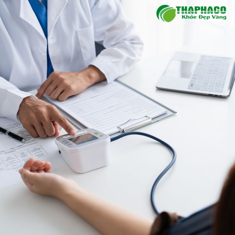 PCOS biểu hiện qua rối loạn kinh nguyệt, rậm lông, mụn, rụng tóc, tăng cân và khó thụ thai