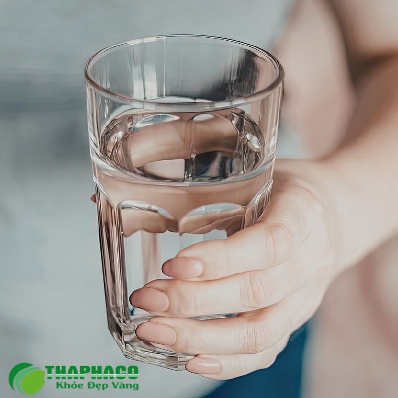 Uống đủ nước giúp thận hoạt động hiệu quả hơn và loại bỏ độc tố