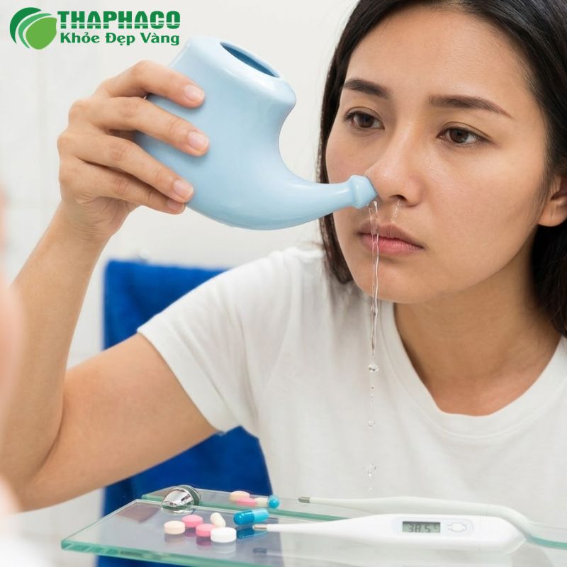 Vệ sinh mũi bằng nước muối sinh lý kết hợp chiết xuất thảo dược
