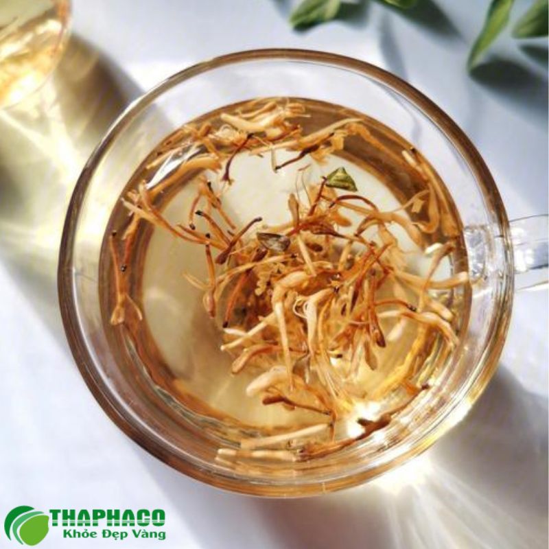 Kim ngân hoa Thaphaco hỗ trợ làm dịu cổ họng và giảm các triệu chứng viêm họng mạn