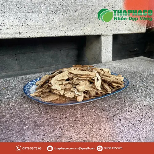 Bạch truật khô được thái lát và đóng gói cẩn thận tại nhà máy Thaphaco, minh chứng cho quy trình sản xuất hiện đại