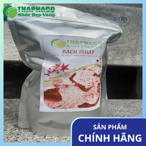Bạch truật khô được cân đo cẩn thận trước khi đóng gói