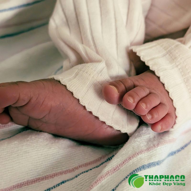 Trẻ sơ sinh có thể bị lây nhiễm lậu từ mẹ trong quá trình sinh nở, dẫn đến viêm kết mạc mắt gây mù lòa