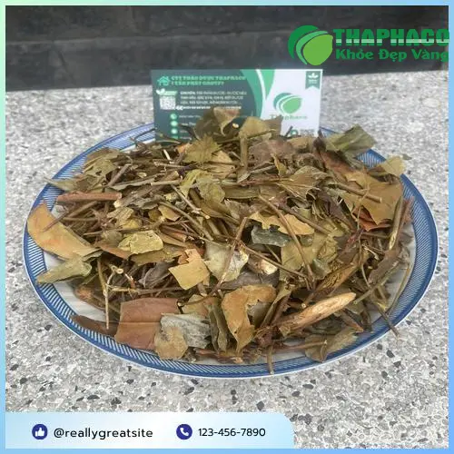 Một mẹ bỉm sữa đang vui vẻ pha trà vằng, biểu tượng cho việc cải thiện sức khỏe sau sinh và nguồn sữa.