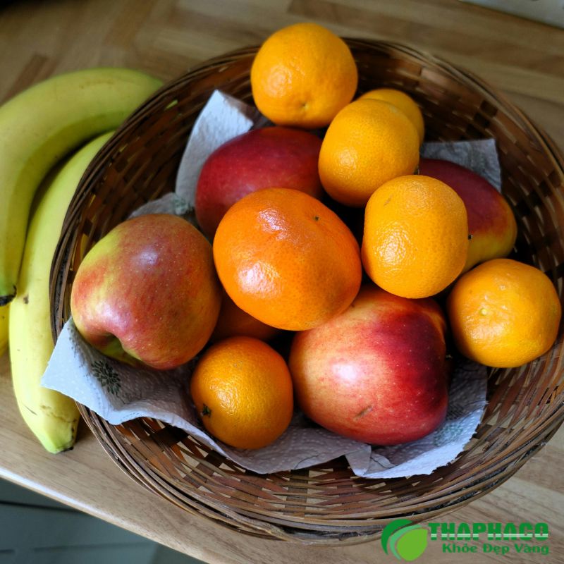 Bổ sung đầy đủ vitamin, khoáng chất từ rau xanh, trái cây, và thực phẩm tươi sống