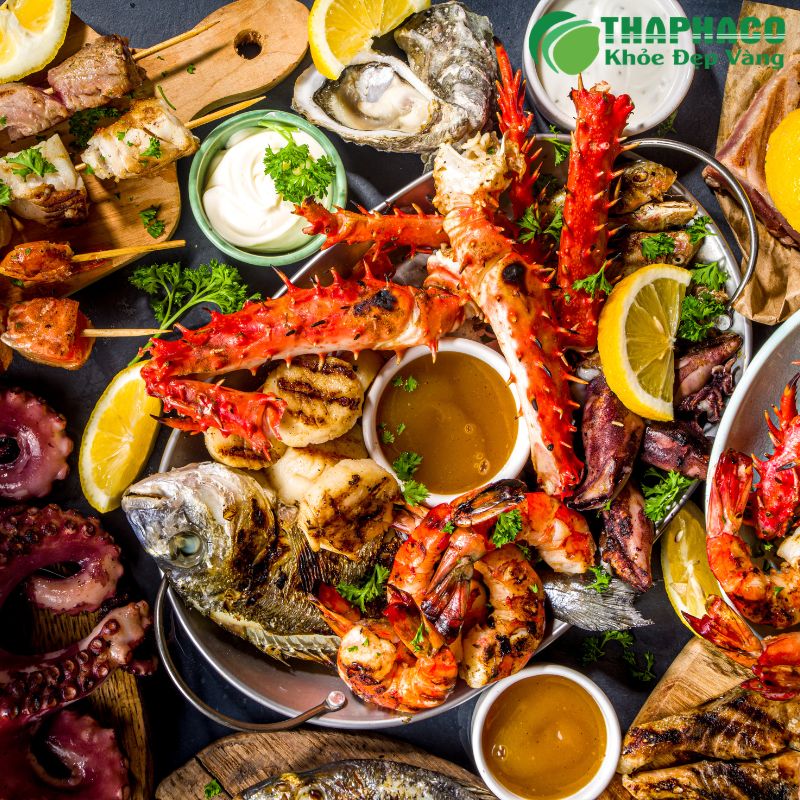 Tôm, cua, ghẹ (giáp xác) và mực, bạch tuộc (thân mềm) là những loại hải sản phổ biến gây dị ứng