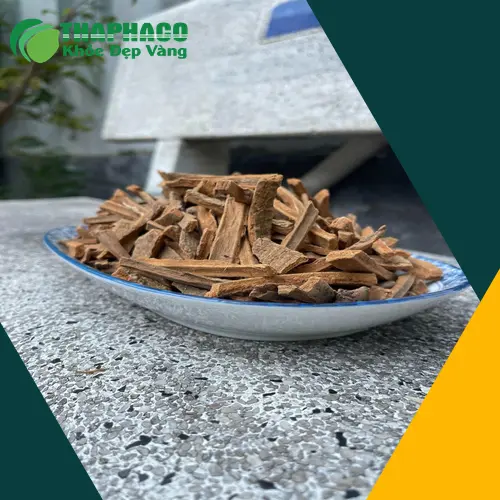 Hình ảnh Hậu Phác thật có màu nâu sẫm, vỏ ngoài sần sùi nhưng không quá bong tróc, có vết nứt dọc.