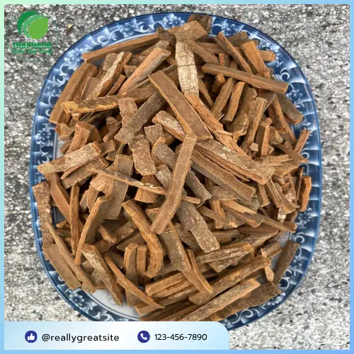 Hình ảnh Hậu Phác thật với mùi thơm đặc trưng, hơi cay và đắng nhẹ khi nếm thử.