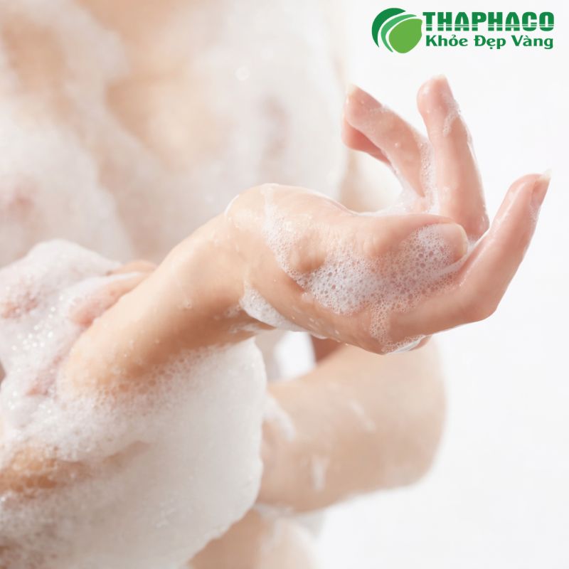 Để kiểm soát ngứa và phòng ngừa tái phát, cần vệ sinh da đúng cách, tránh gãi