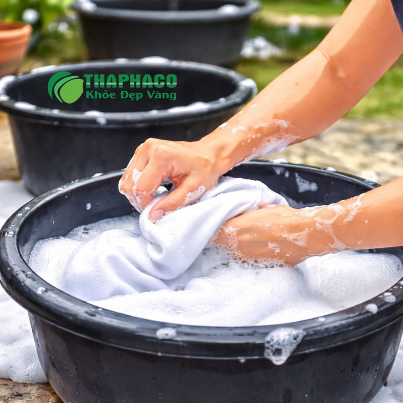 Viêm da tiếp xúc kích ứng xảy ra khi da bị tổn thương trực tiếp bởi các hóa chất mạnh