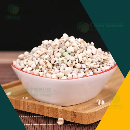 Bát canh sườn non hầm ý dĩ nóng hổi, nghi ngút khói.