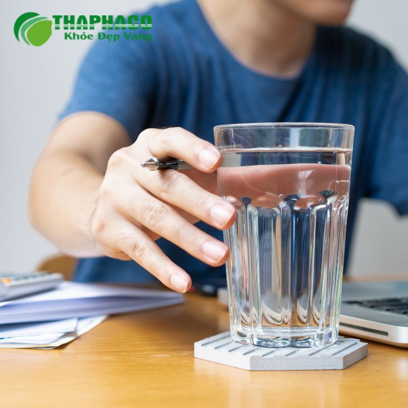 Uống đủ nước, ăn uống cân bằng, tránh các thực phẩm có hại cho thận