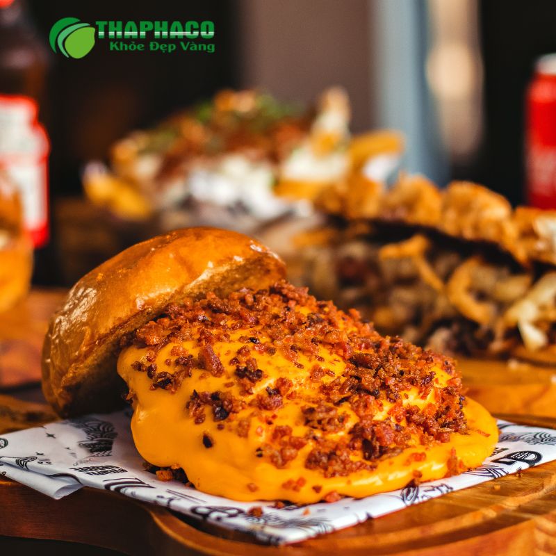 Người bệnh Addison cần tránh các thực phẩm chế biến sẵn nhiều đường và chất béo không lành mạnh