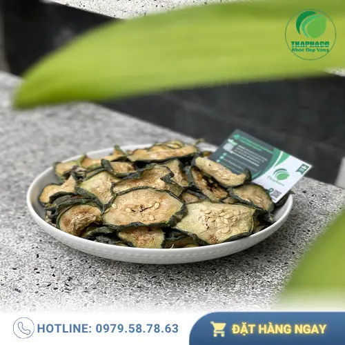 Hình ảnh màn hình điện thoại đang đọc đánh giá sản phẩm bí đao sấy lạnh trên Shopee