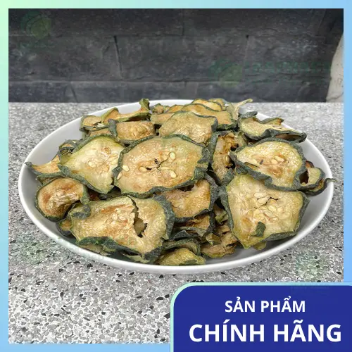 Hình ảnh một người đang tìm hiểu thông tin sản phẩm bí đao sấy lạnh trên máy tính bảng