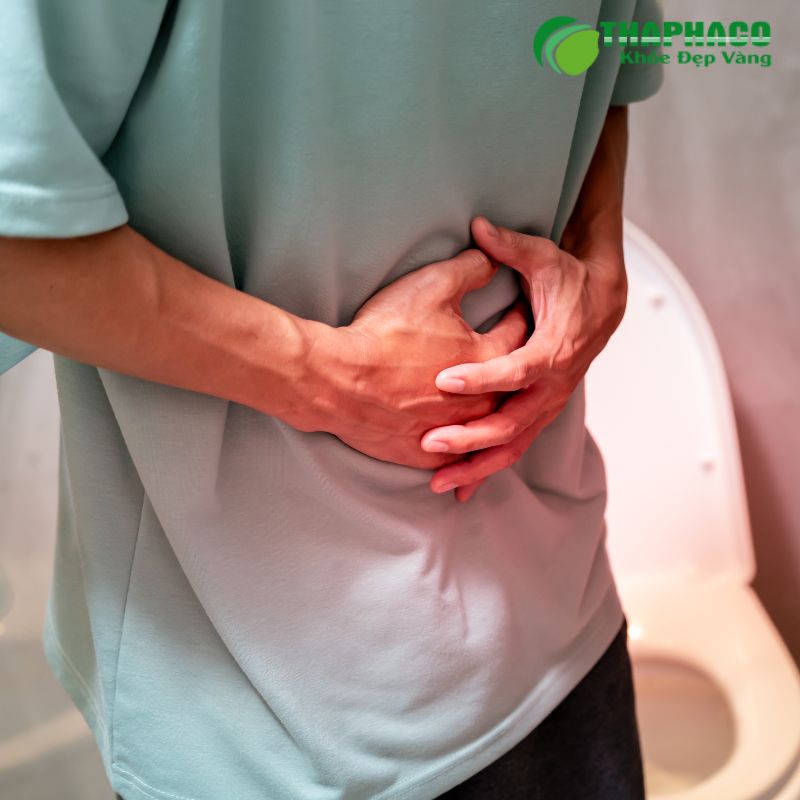 Nhận biết lỗ tiểu lệch qua vị trí lỗ niệu đạo bất thường, tia nước tiểu lệch và bao quy đầu 
