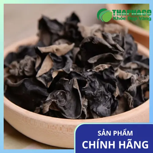 Rửa sạch mộc nhĩ dưới vòi nước