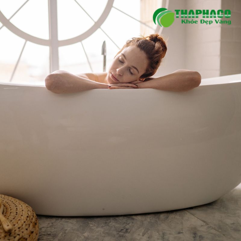 Nước ấm giúp nang mềm ra, đôi khi có thể tự vỡ và dẫn lưu dịch