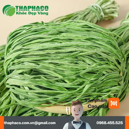 Ngâm rau tiến vua khô trong nước lạnh có đá
