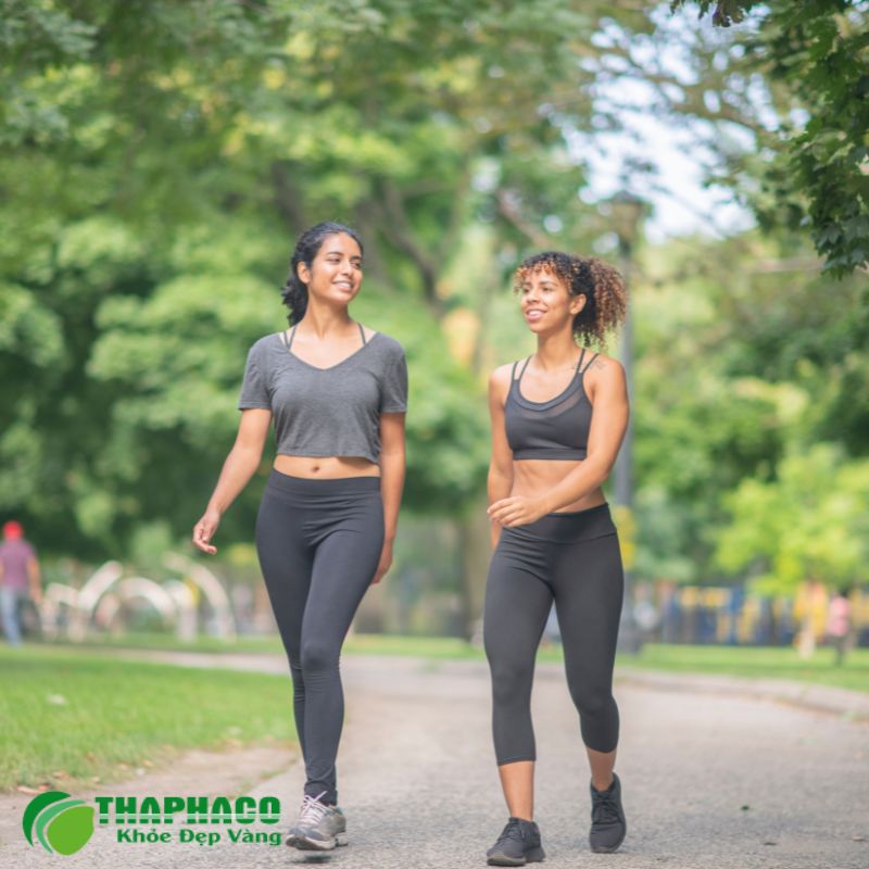 Các bài tập chịu trọng lượng như đi bộ, chạy bộ giúp củng cố xương
