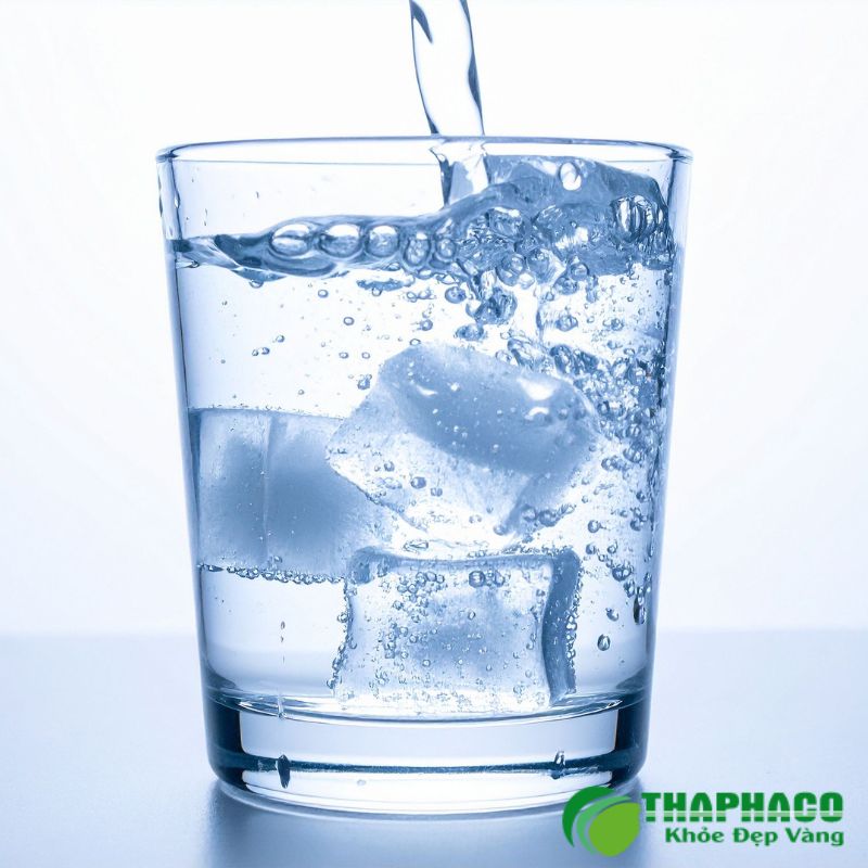 Thiếu nước là nuyên nhân hàng đầu, làm nước tiểu cô đặc, tăng nồng độ chất tạo sỏi thận