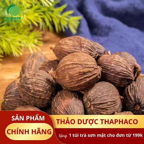 Hình ảnh thảo quả trước và sau khi rang chay, thể hiện sự thay đổi về màu sắc và cấu trúc khi tinh dầu được đánh thức