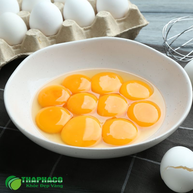 Lòng đỏ trứng chứa khoảng 40 IU Vitamin D mỗi lòng đỏ