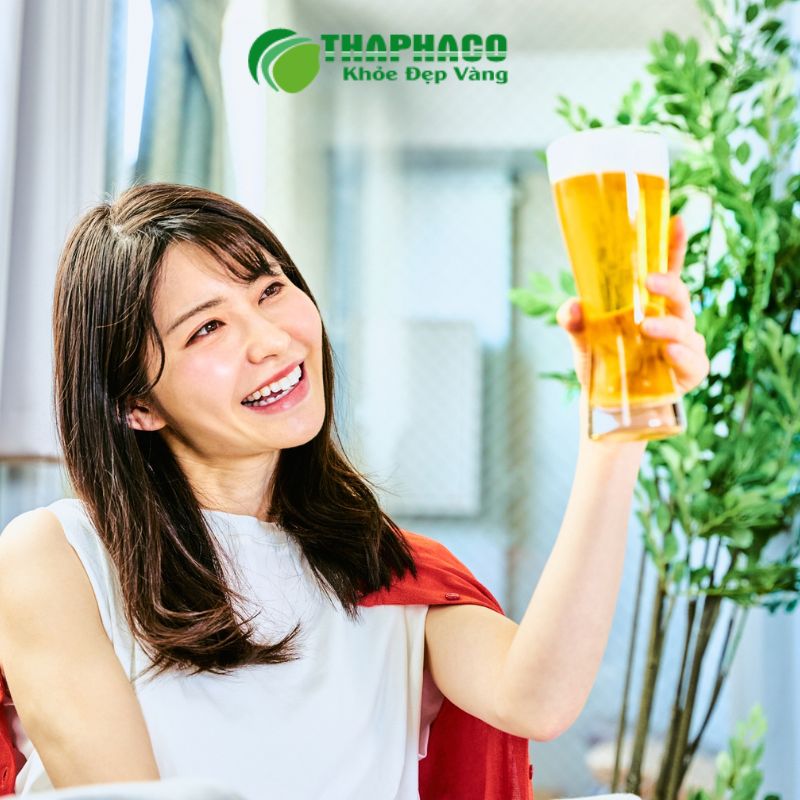 Hút thuốc lá và uống rượu bia quá mức đều có thể làm trầm trọng thêm các triệu chứng tiền mãn kinh