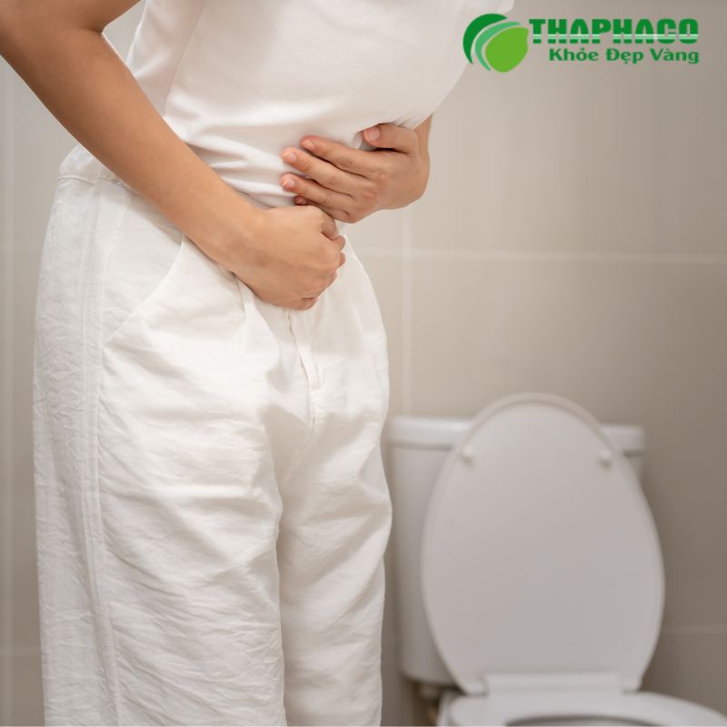Nhiễm trùng đường tiết niệu (UTI) là nguyên nhân hàng đầu gây tiểu rắt, do vi khuẩn xâm nhập