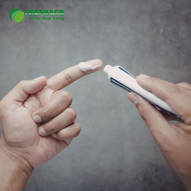Điều trị viêm âm đạo bằng thuốc đặt âm đạo, thuốc uống kháng nấm và kem bôi ngoài da