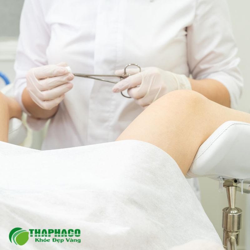 Điều trị viêm âm đạo do vi khuẩn thường sử dụng kháng sinh như metronidazole hoặc clindamycin