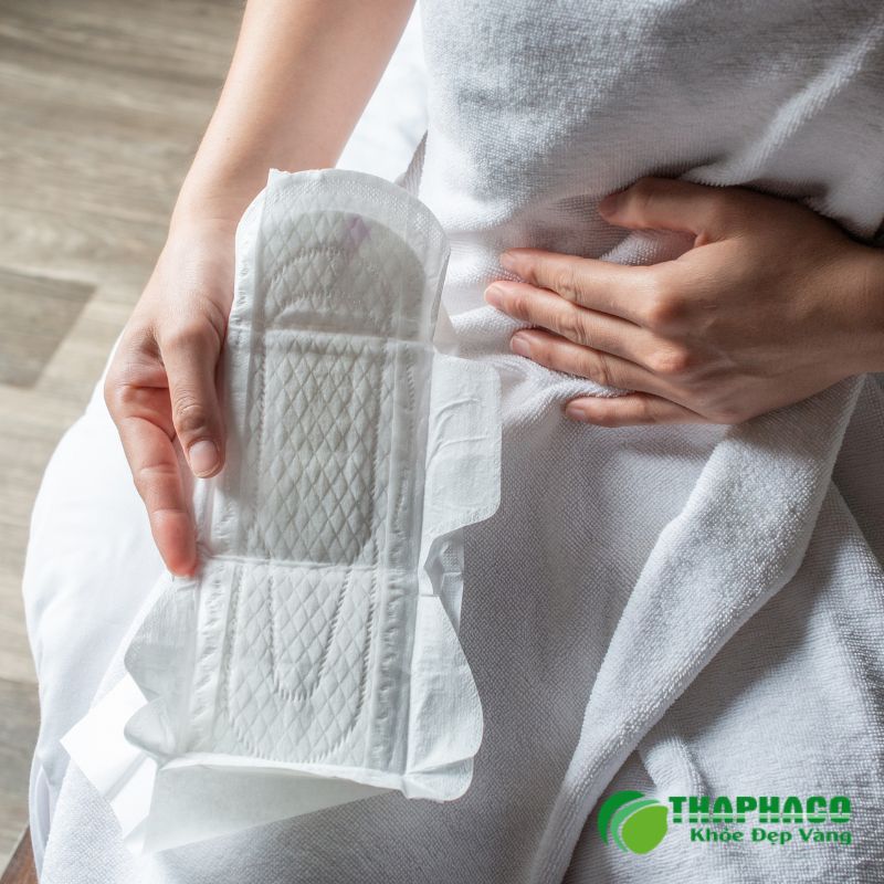 Trong kỳ kinh nguyệt, hãy thay băng vệ sinh hoặc tampon sau mỗi 3-4 giờ