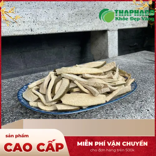 Vỏ bưởi tươi THAPHACO với màu xanh vàng đặc trưng, được cắt lát chuẩn bị phơi khô