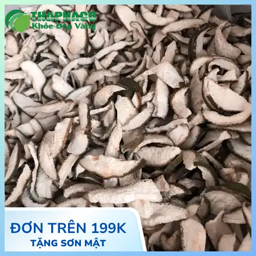 Ly trà vỏ bưởi nóng hổi, màu vàng hổ phách, bốc khói nhẹ, đặt trên bàn gỗ