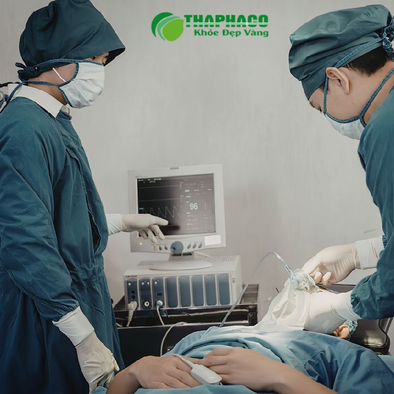 Khi các phương pháp khác không hiệu quả, cần phẫu thuật hút mỡ hoặc cắt bỏ mô tuyến vú