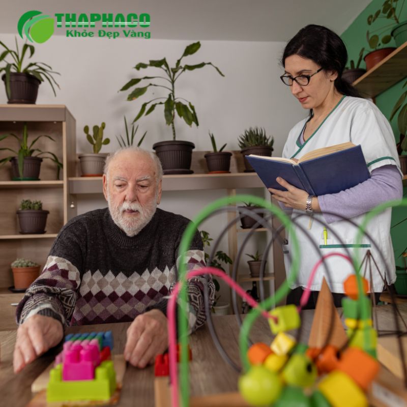 Những Lưu ý Quan trọng khi Chăm sóc Người Bệnh Alzheimer