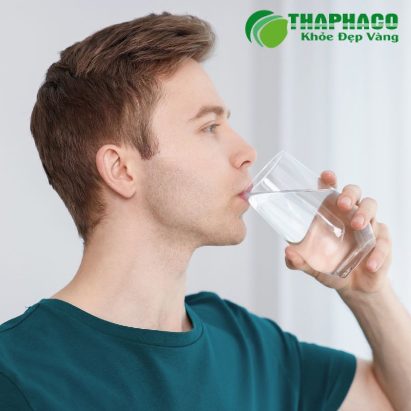 Uống đủ nước mỗi ngày để hỗ trợ chức năng cơ thể