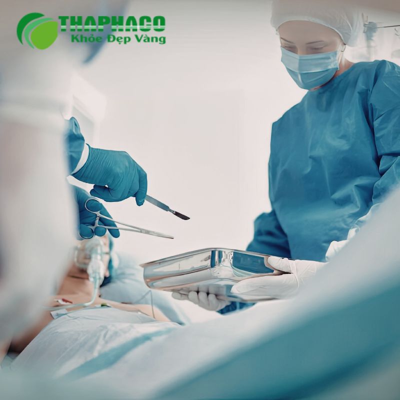 Xử trí chấn thương tim bắt đầu bằng sơ cứu ban đầu, sau đó là ổn định huyết động