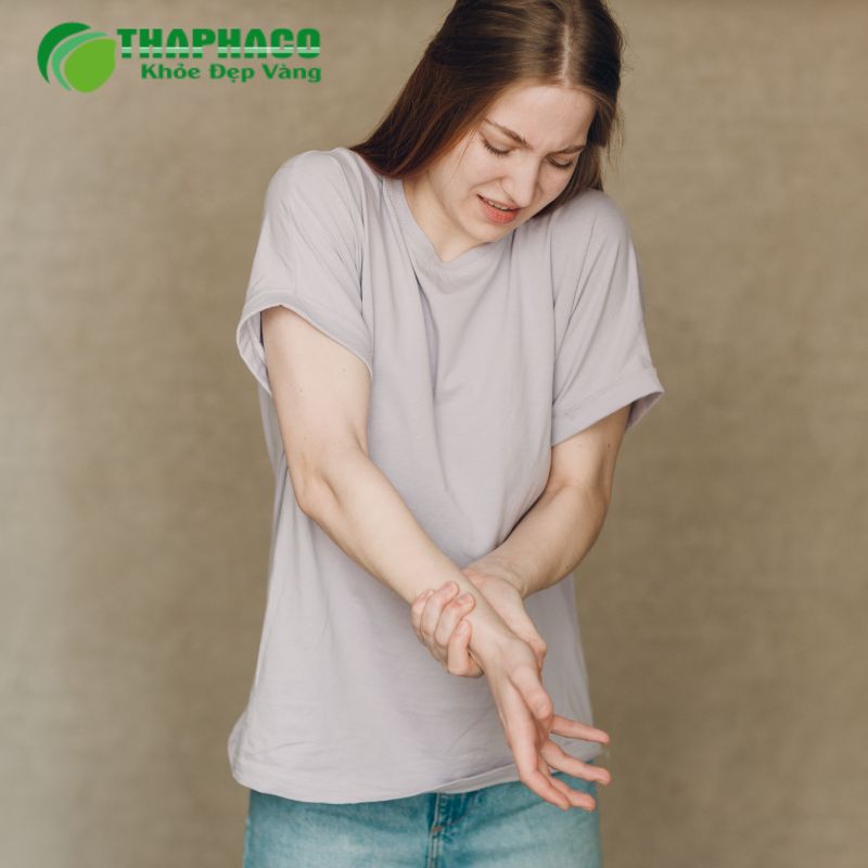 Co giật là tình trạng cơ bắp co rút không tự chủ, do rối loạn hoạt động điện não