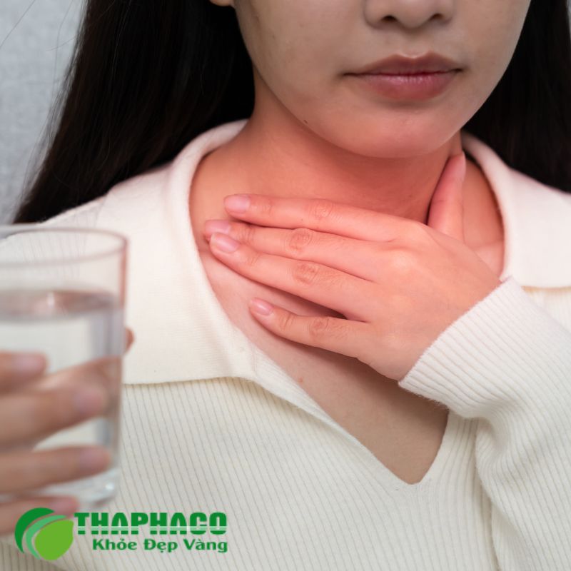 Khó nuốt là triệu chứng chính, do thức ăn gặp khó khăn khi đi qua cơ vòng LES bị thắt chặt