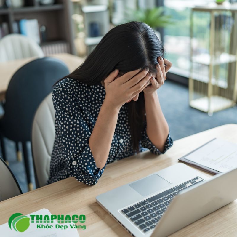 Đau đầu căng thẳng thường do stress, thiếu ngủ, tư thế sai, căng thẳng mắt, mất nước, bỏ bữa