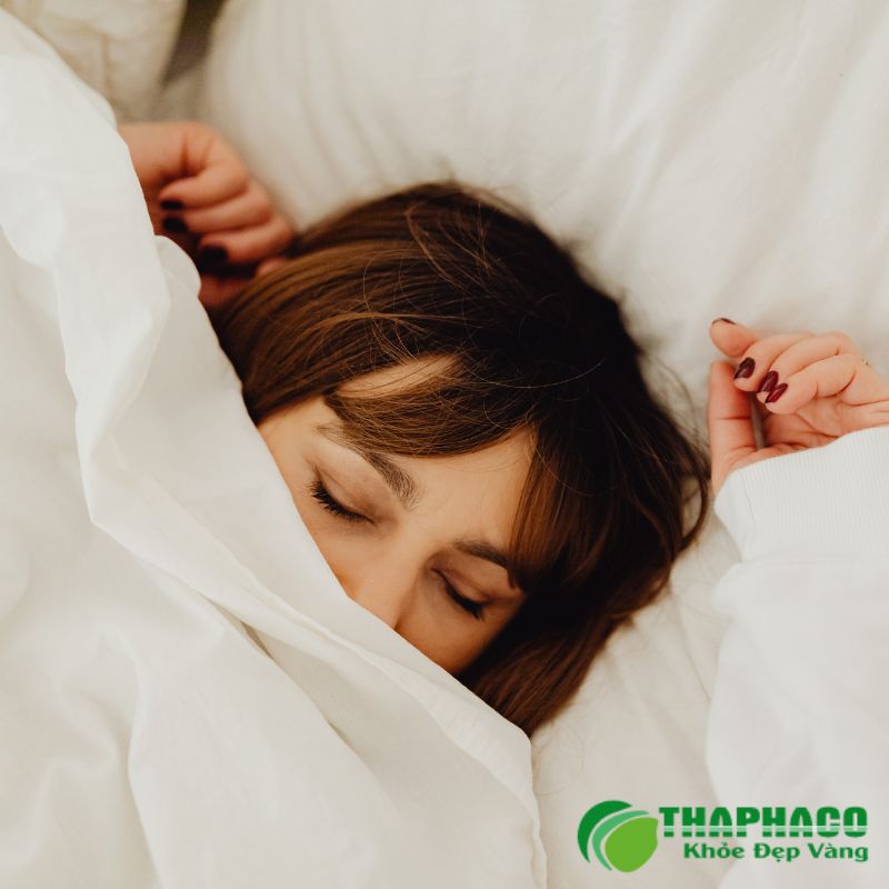 Trong giai đoạn cấp tính, cần nghỉ ngơi hợp lý, tránh các động tác vặn xoắn, nâng vác nặng