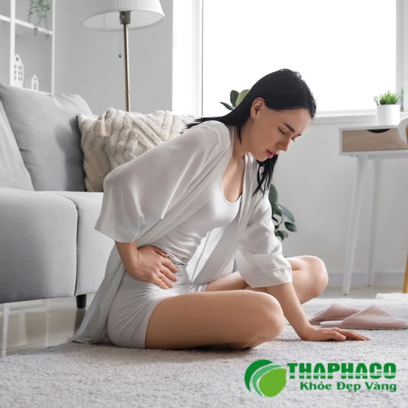 Tắc ruột là biến chứng nghiêm trọng nhất của dính ruột, gây đau bụng dữ dội, nôn mửa